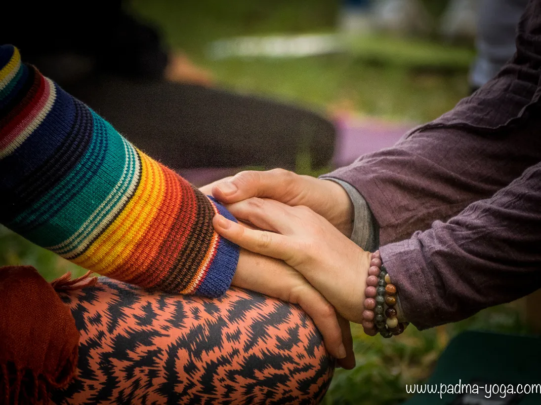 Léger contact des mains pour une harmoniqation énergétique de reiki par Sophie Ancel