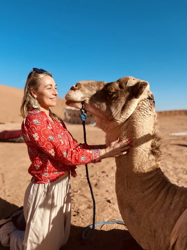 Rencontre avec son dromadaire lors de la retraite yoga Maroc