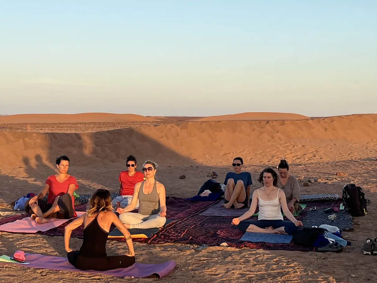 Moment pause yoga et pranayama dans le désert marocain, stage yoga et sagesse animale avec Sophie Ancel