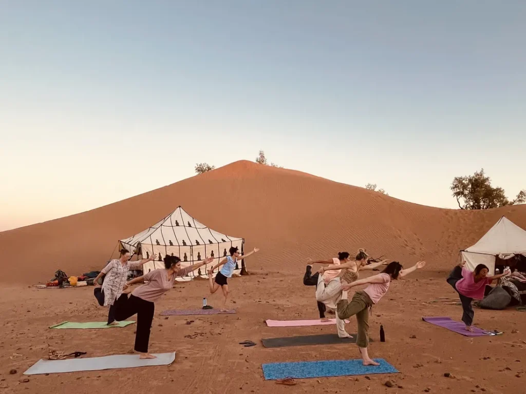 Pratique de yoga au coeur du désert, retraite INSTINCT pour femmes