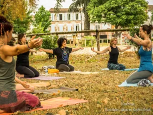 Cours de yoga lors d'une retraite YogAnimal avec les chevaux (yoga et animaux)