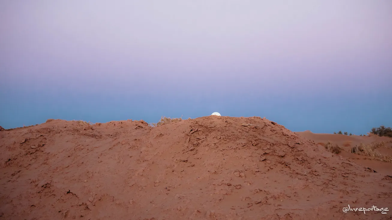 Magnifique coucher de soleil dans le désert du Maroc