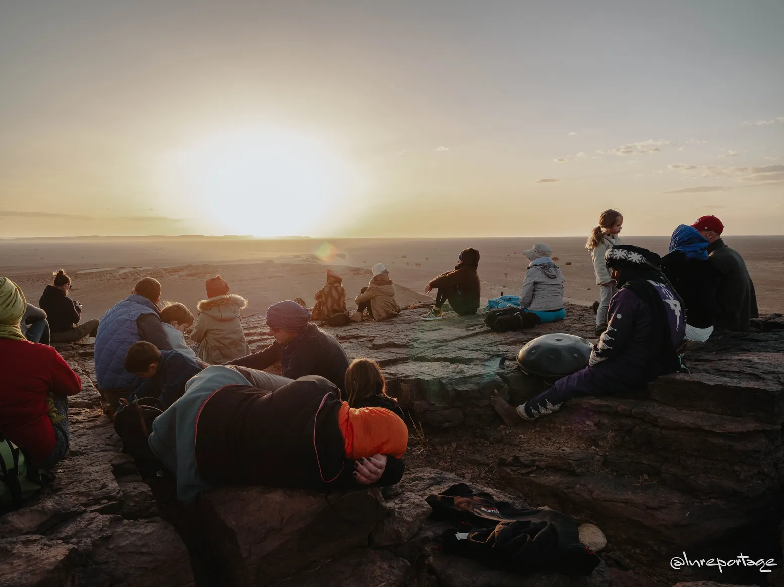 Instant suspendu au coucher de solei sur une montagne au coeur du désert marocain, stage YogAnimal animé par Sophie Ancel