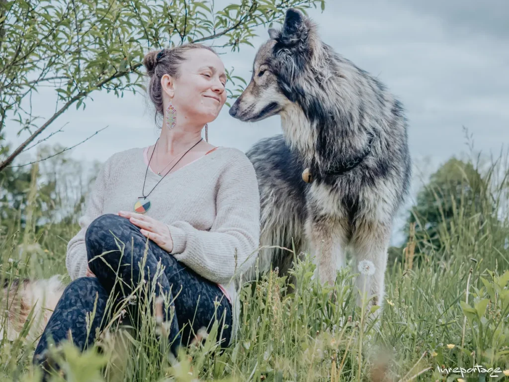De coeur à coeur entre Sophie et Okami. Retraite yoga avec les chiens-loups