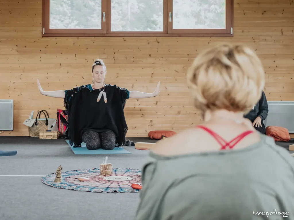 Pratique de yoga lors de la retraite avec les chiens-loups