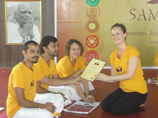 Remise de mon premier diplôme de yoga en Inde en 2014