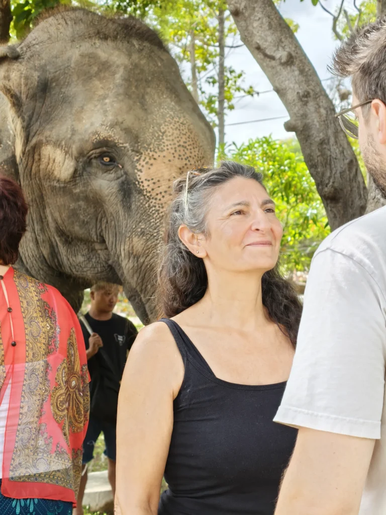 Cercle de Pardon animé par Sophie Ancel. Retraite yoga avec les éléphants en Thaïlande.