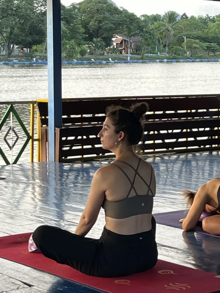 Contemplation après un moment de pratique de yoga sur une plateforme flottante en Thaïlande. Retraite YogAnimal avec les éléphants animé par Sophie Ancel